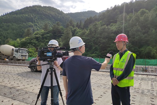 重慶市電視臺(tái)到五公司重慶城開C1標(biāo)項(xiàng)目采訪