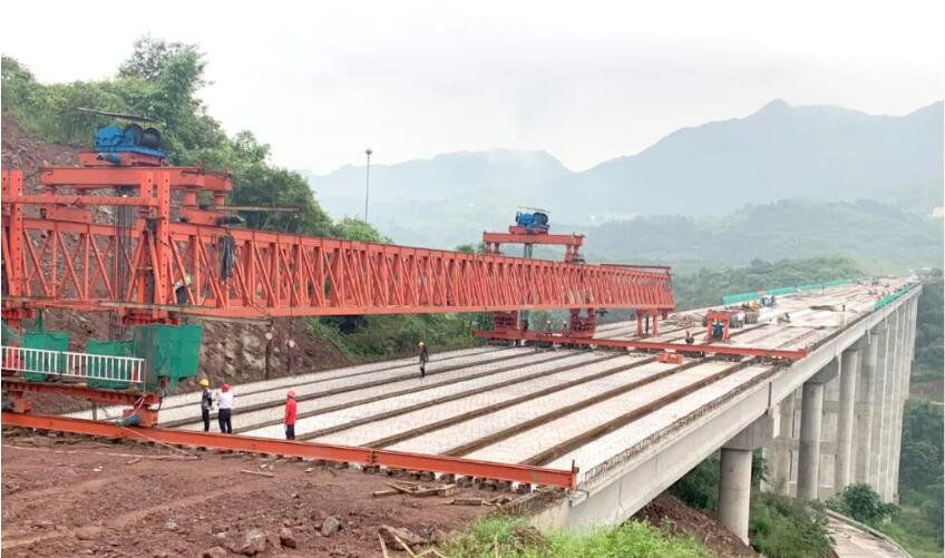 中國政府網(wǎng)：中交一公局集團(tuán)承建的合川至長壽高速石船互通雞鳳灣大橋預(yù)制T梁架設(shè)完成                                                                                                                                         