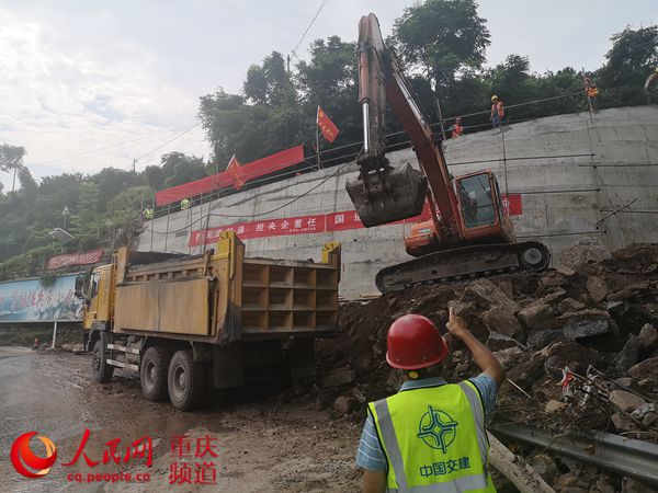 人民網(wǎng)報(bào)道；“路搶通啦，我們果農(nóng)高興慘了！”                                                                                                                                                                                             